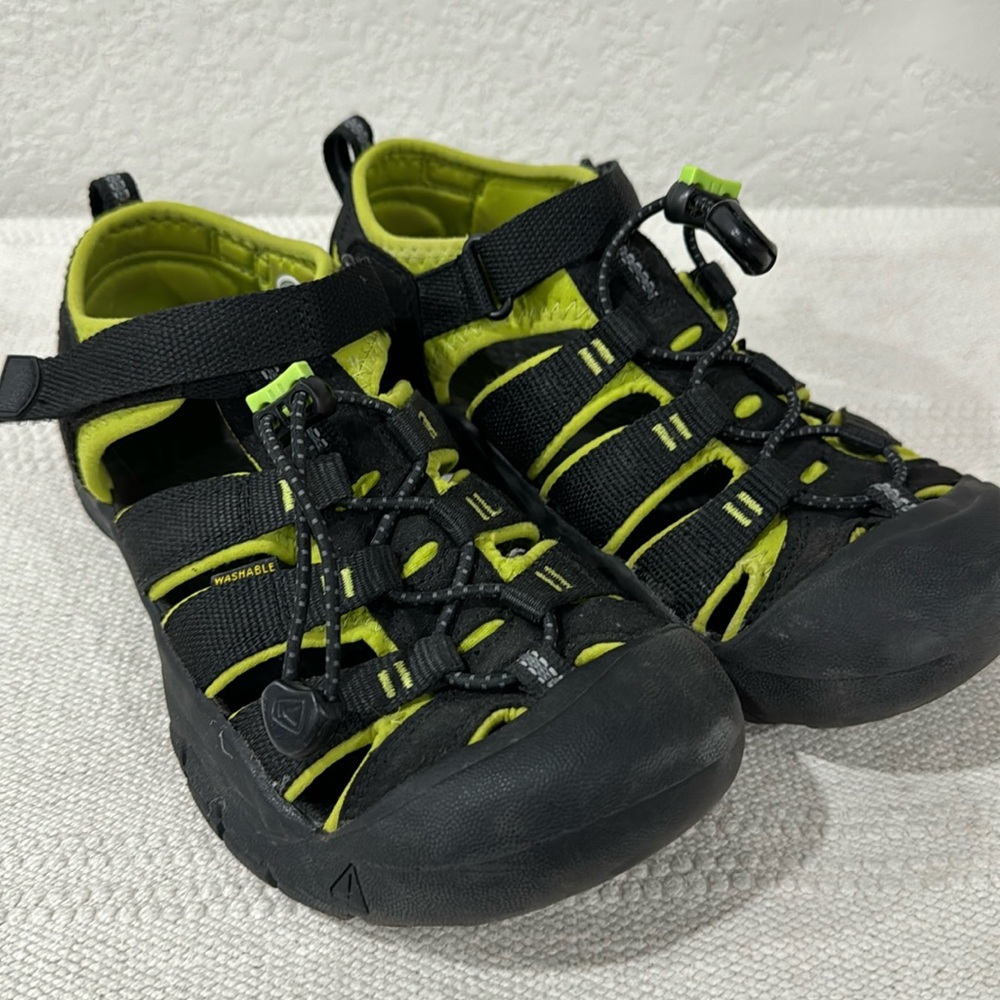 Keen Water shoes - washable - little kids size 4 unisex